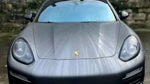 Un détenu pour trafic. La police saisit une Porsche et 200 000 euros : Les images