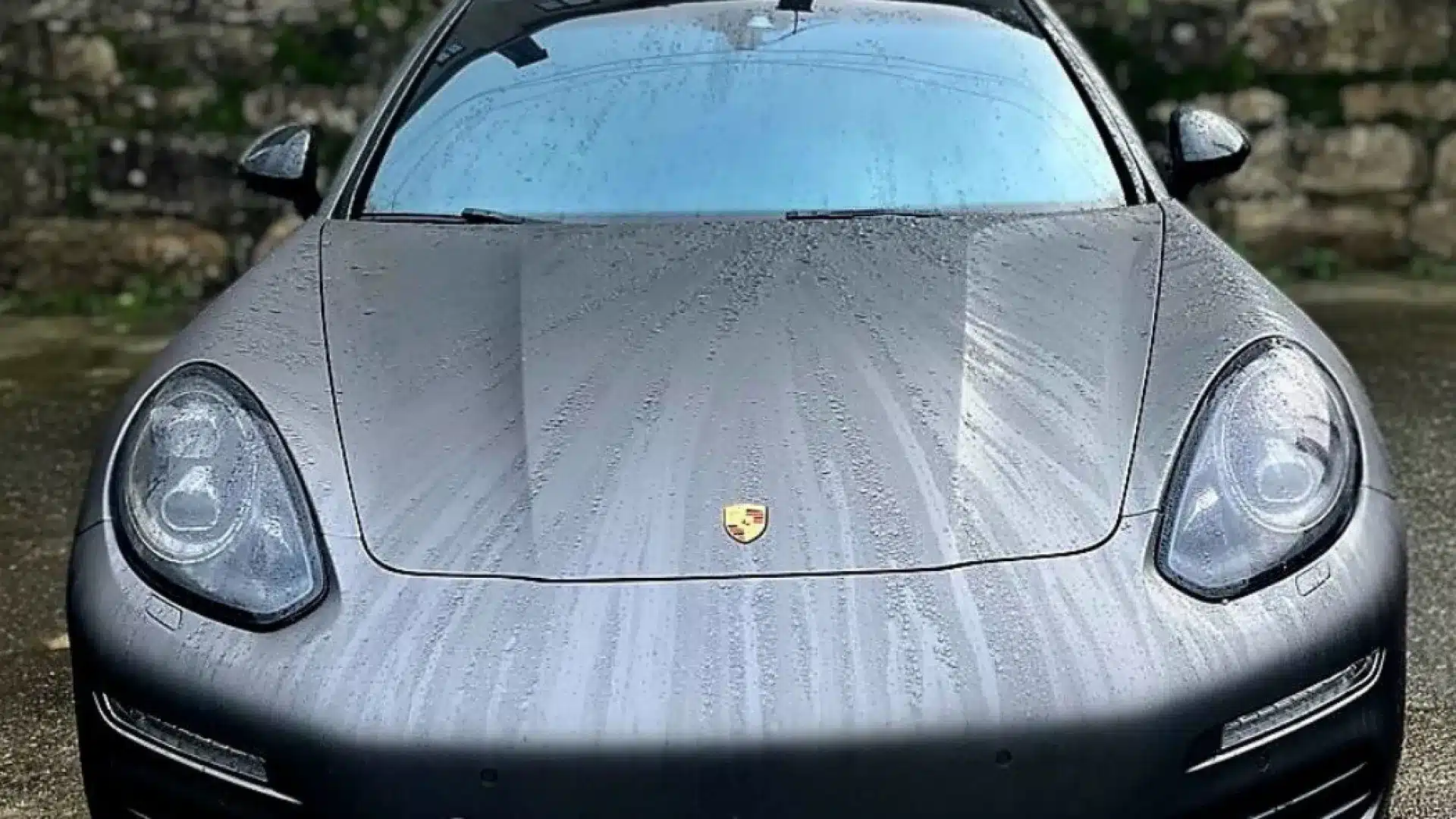 Un détenu pour trafic. La police saisit une Porsche et 200 000 euros : Les images