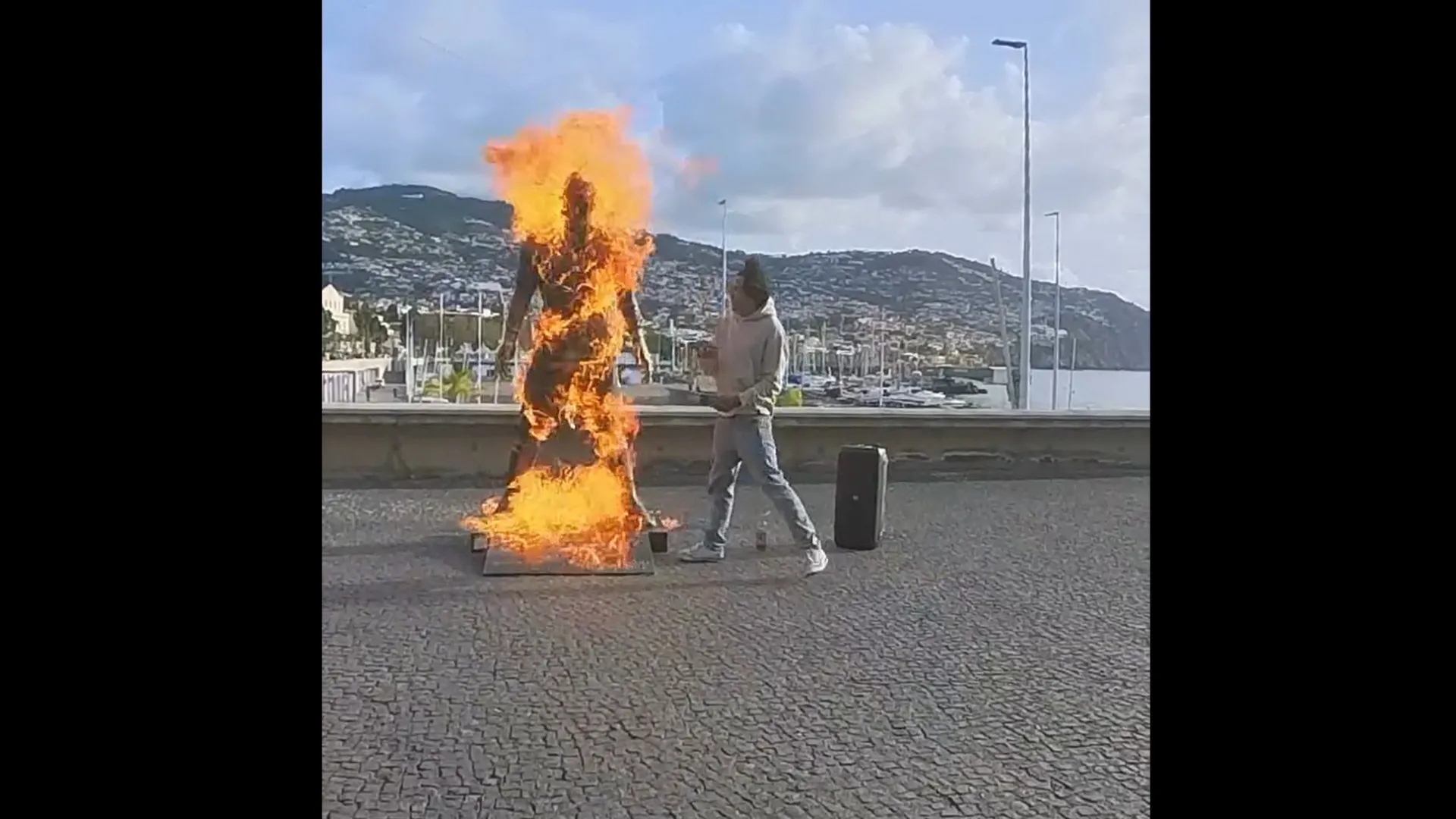 Un homme se filme en train d'incendier la statue de Cristiano Ronaldo à Funchal.