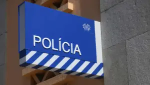 Un "lutteur de jiu-jitsu" donne des "tapes sur le capot" et pousse la PSP. Il finit arrêté.