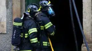 Un mort et 10 blessés dans un incendie dans un immeuble de huit étages à Alenquer.