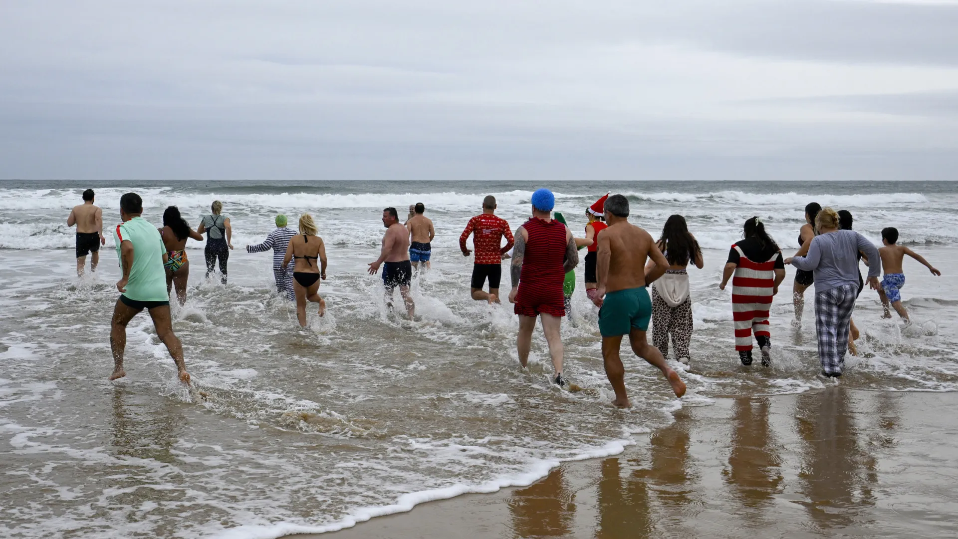 Un plongeon en 2026 ! Les images du premier bain de l'année à Carcavelos.