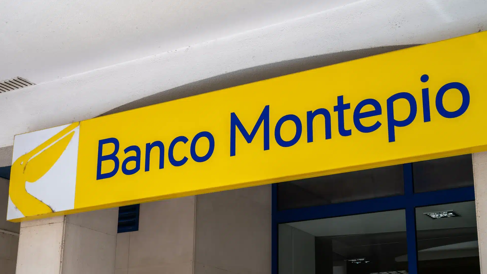 Une ancienne sous-gérante bancaire nie sa participation dans un plan de détournement d'argent.