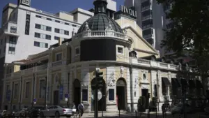 Une comédie sur Socrate dépeint la "portugalité" et s'éloigne de la lecture politique.