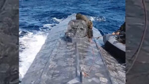 Une embarcation artisanale qui a laissé PJ "surprise" (et de la cocaïne dans l'océan)