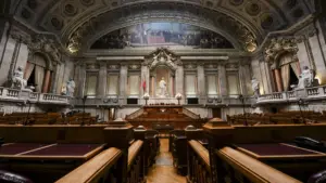 Une Iranienne au Portugal soumet une pétition au Parlement contre le régime iranien.