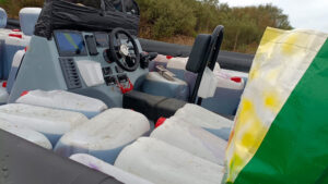 Une vedette rapide suspectée d'être impliquée dans le trafic de drogue trouvée dans la zone de Troia.