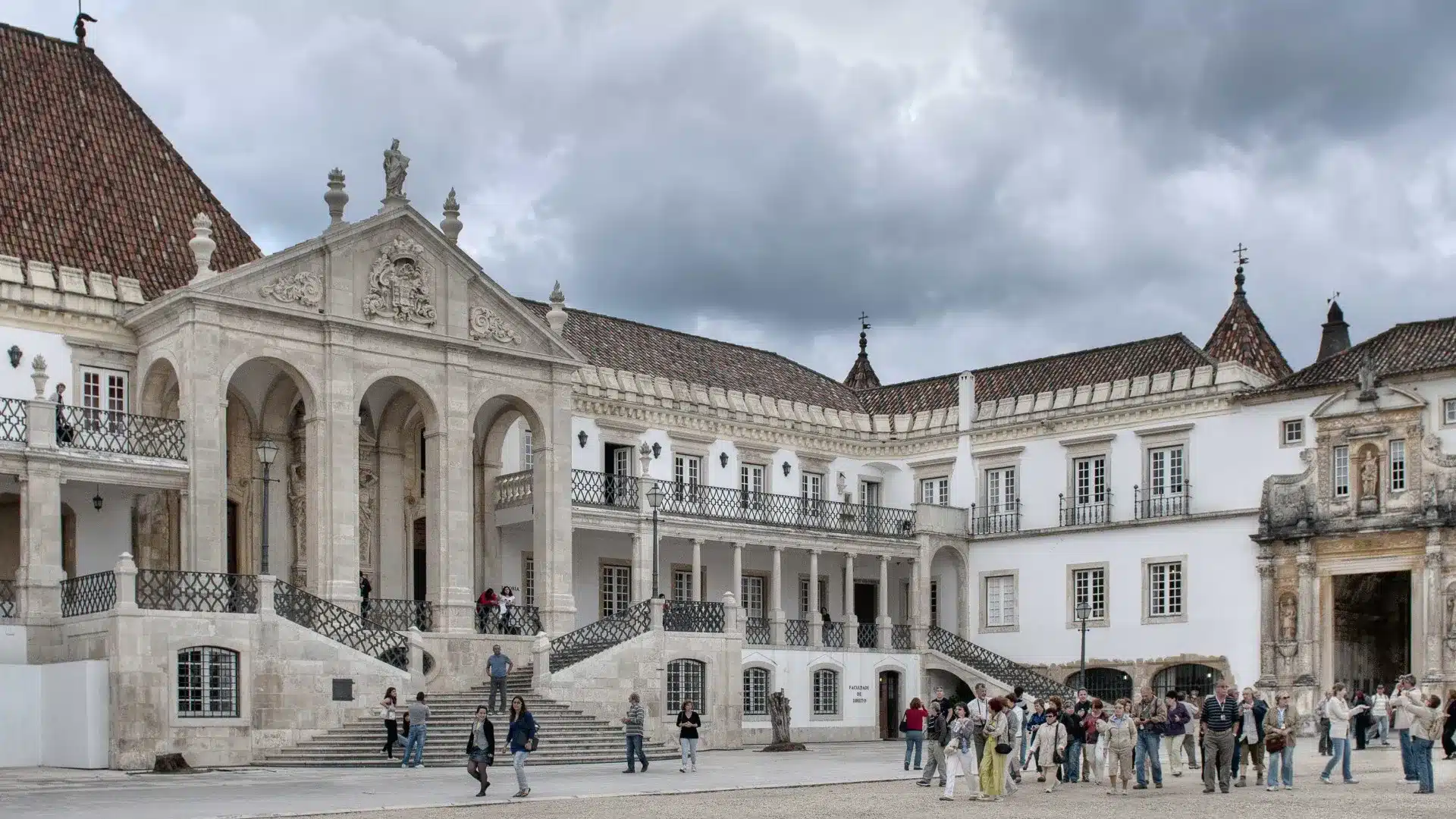 Université de Coimbra avec bâtiments fermés, mais maintient l'activité d'enseignement.