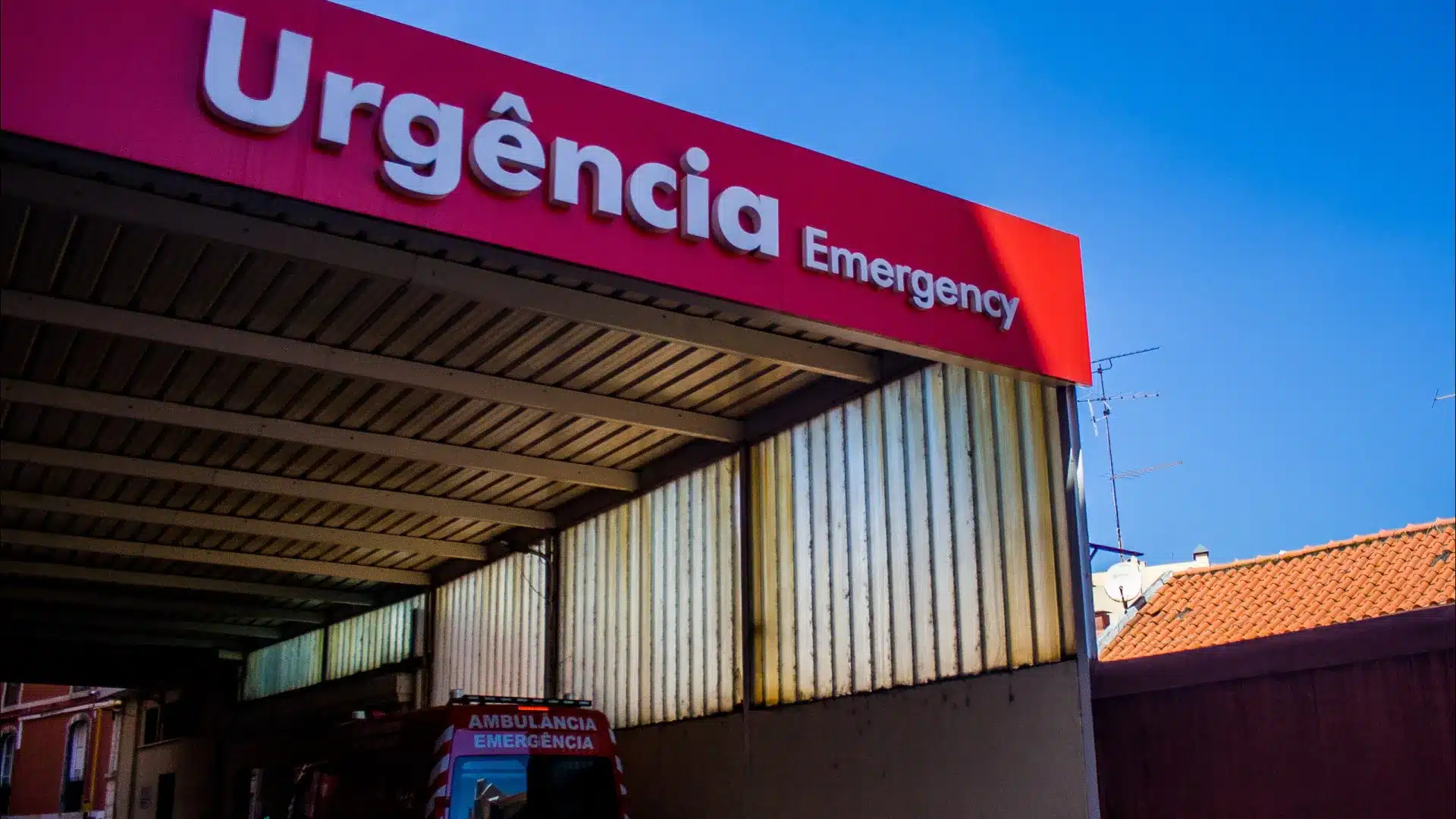 Urgences avec des temps d'attente entre 3h et 10h dans les hôpitaux du pays.