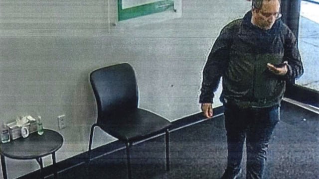 Vidéo diffusée de Cláudio Valente sortant de Brown après une fusillade.