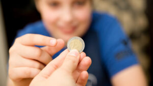 Voici les montants de l'allocation familiale en 2026. Découvrez si vous y avez droit.