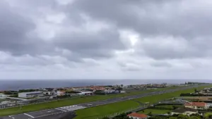 Voiture de la GNR tombe à l'eau aux Flores (seulement des "dégâts matériels"). Regardez la vidéo.