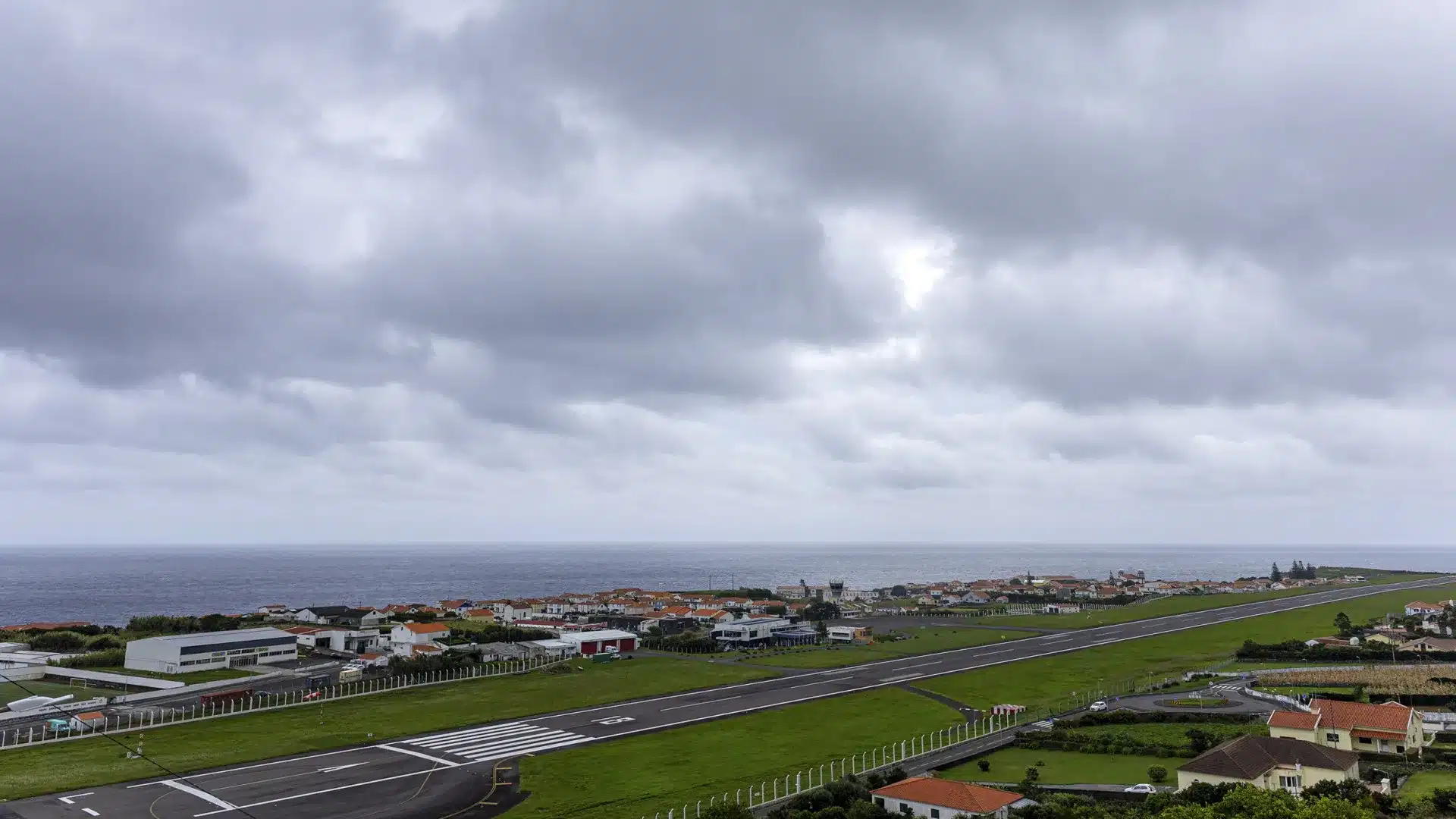 Voiture de la GNR tombe à l'eau aux Flores (seulement des "dégâts matériels"). Regardez la vidéo.