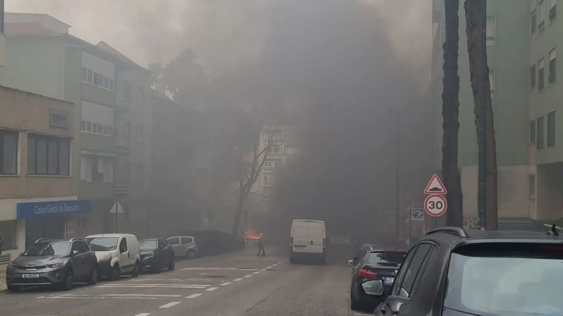 Voiture en feu à Benfica. "On entend des explosions"