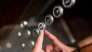 Vous êtes coincé dans un ascenseur ? Sachez quoi faire (et ne paniquez pas)
