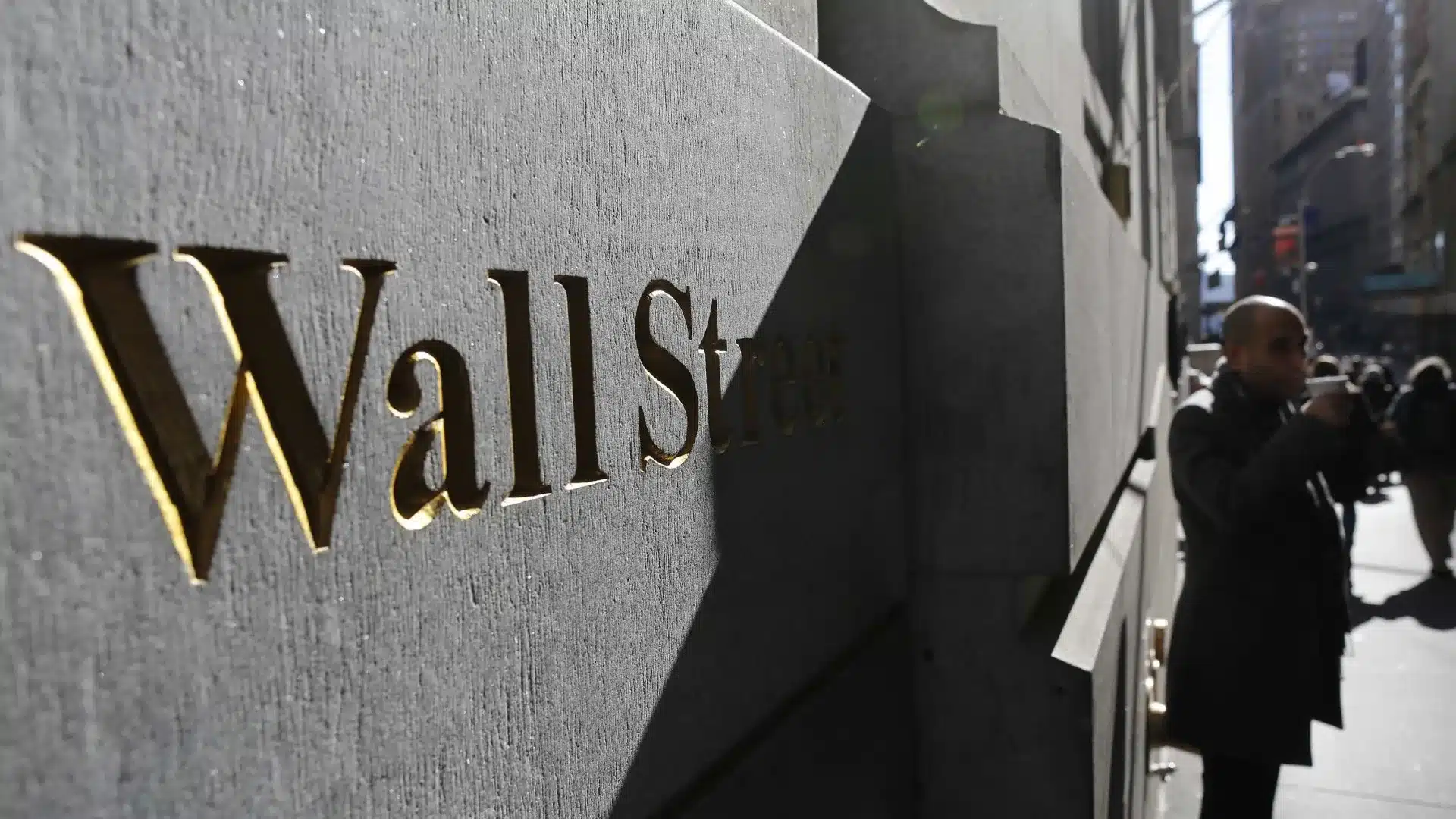 Wall Street clôture en baisse une semaine chargée de cas forts