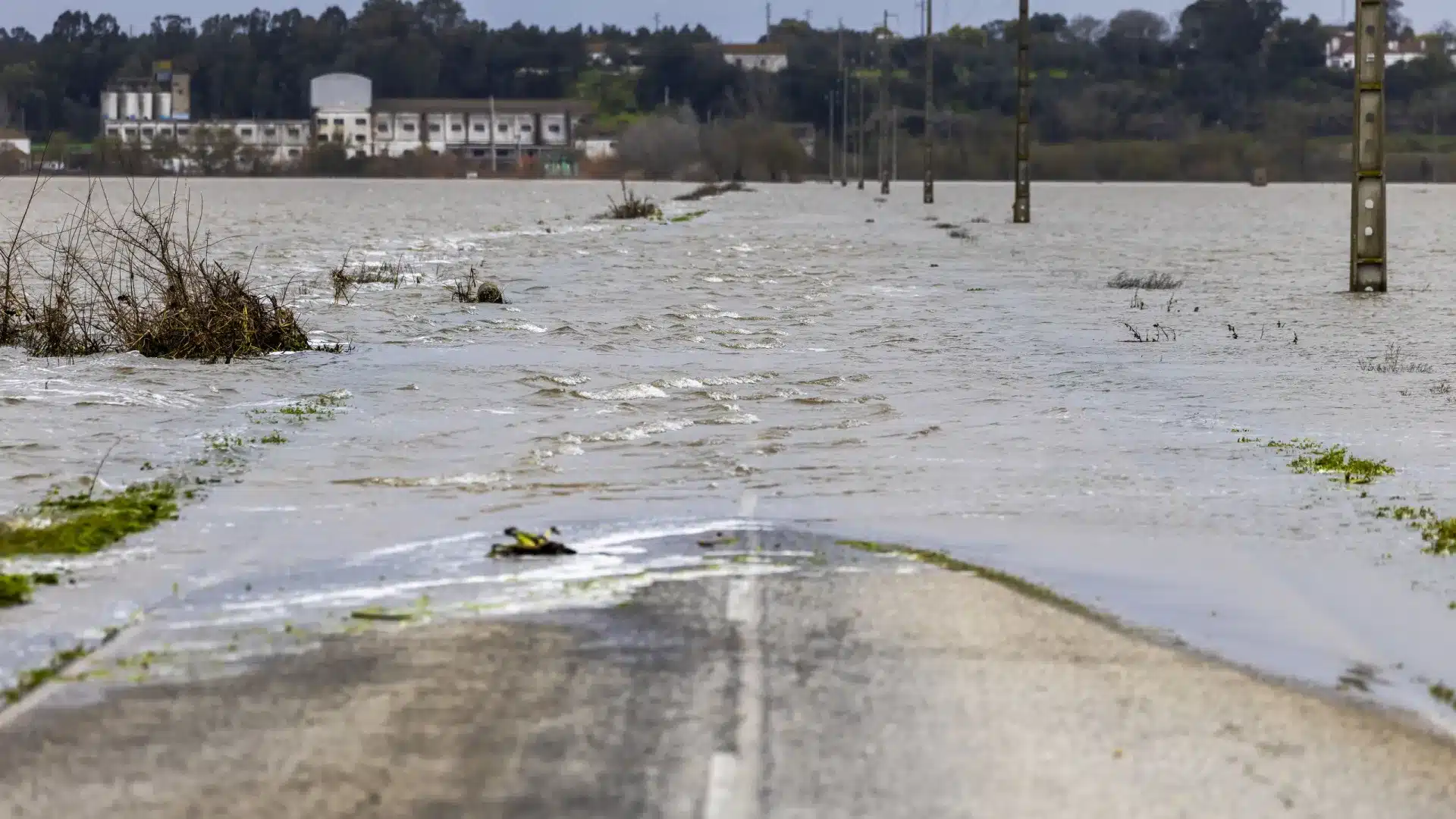 Alerte d'inondation sur le fleuve Tage descend de rouge à jaune