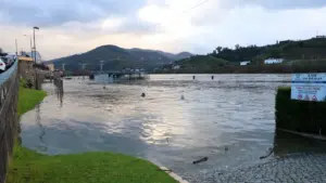 Alerte pour risque d'inondations dans le Douro abaissée. Allègement progressif des restrictions.