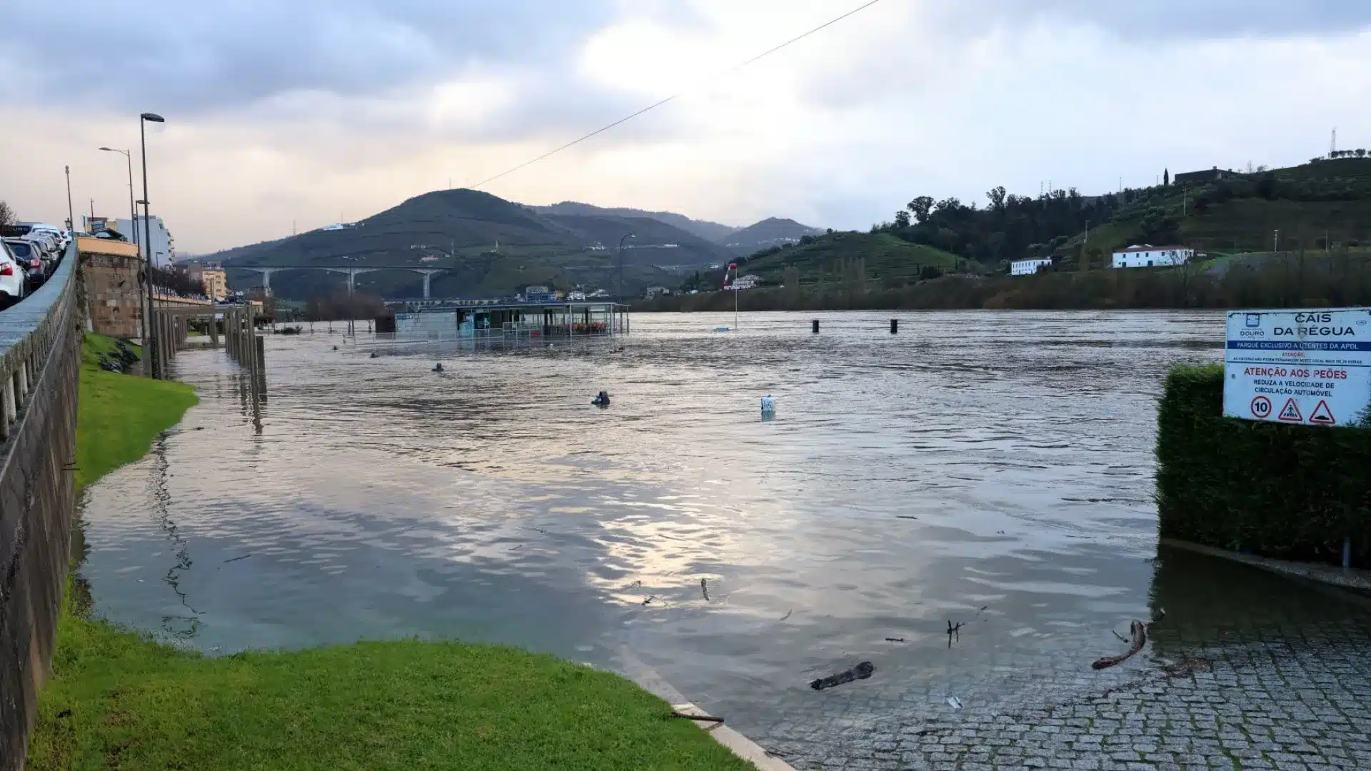 Alerte pour risque d'inondations dans le Douro abaissée. Allègement progressif des restrictions.