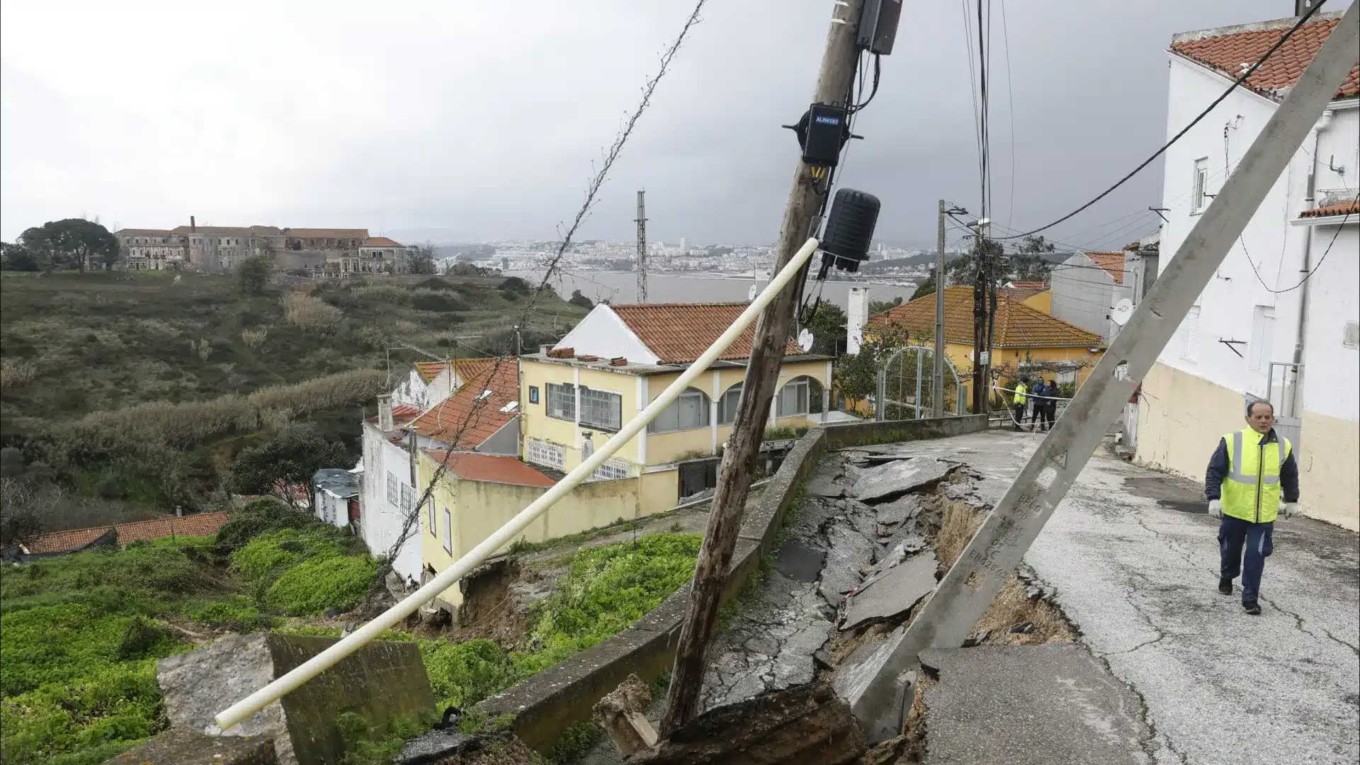 Almada appelle : La population doit s'éloigner des lieux à risque d'effondrement.