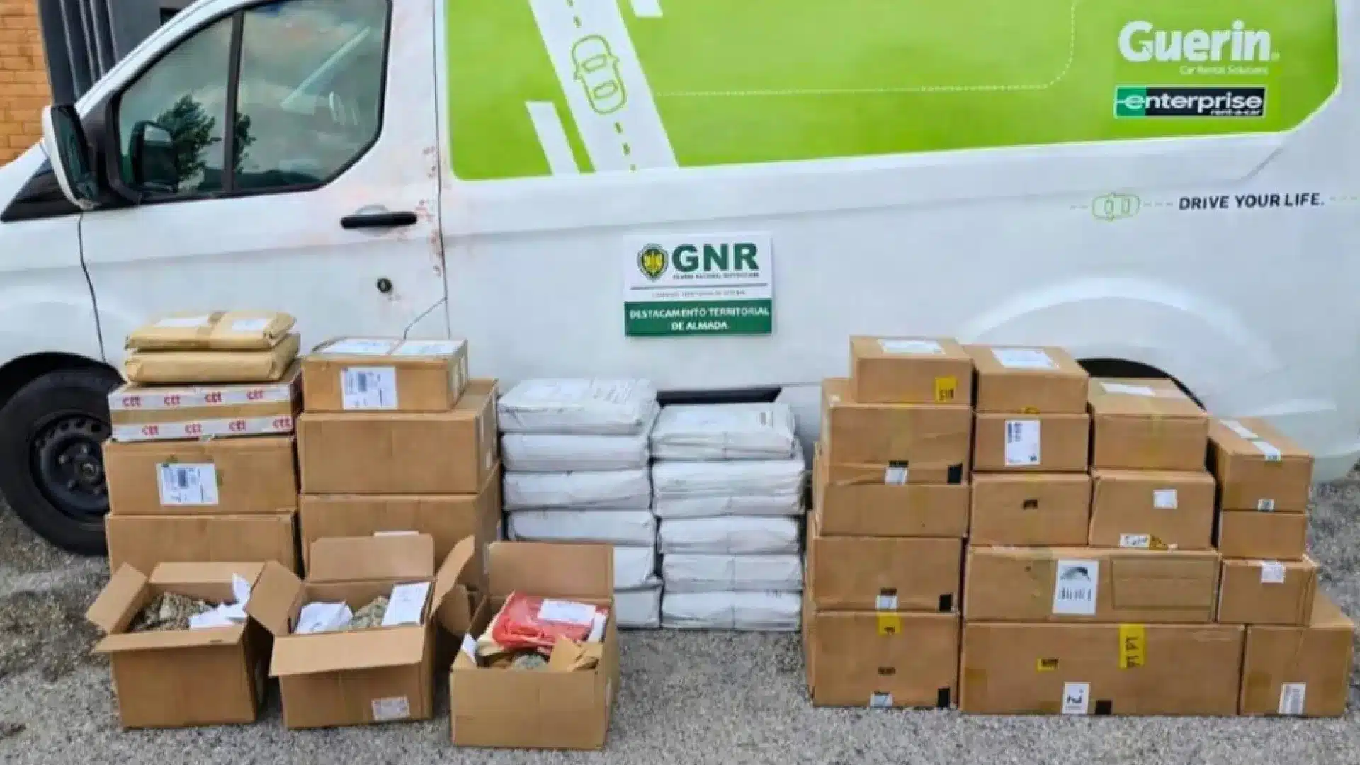 Almada. Arrêté après avoir volé plus de 100 colis (il a utilisé une brouette)