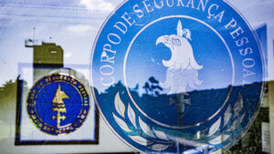 Annulée peine de 14 ans du policier qui a tué un voleur dans un piège sexuel.