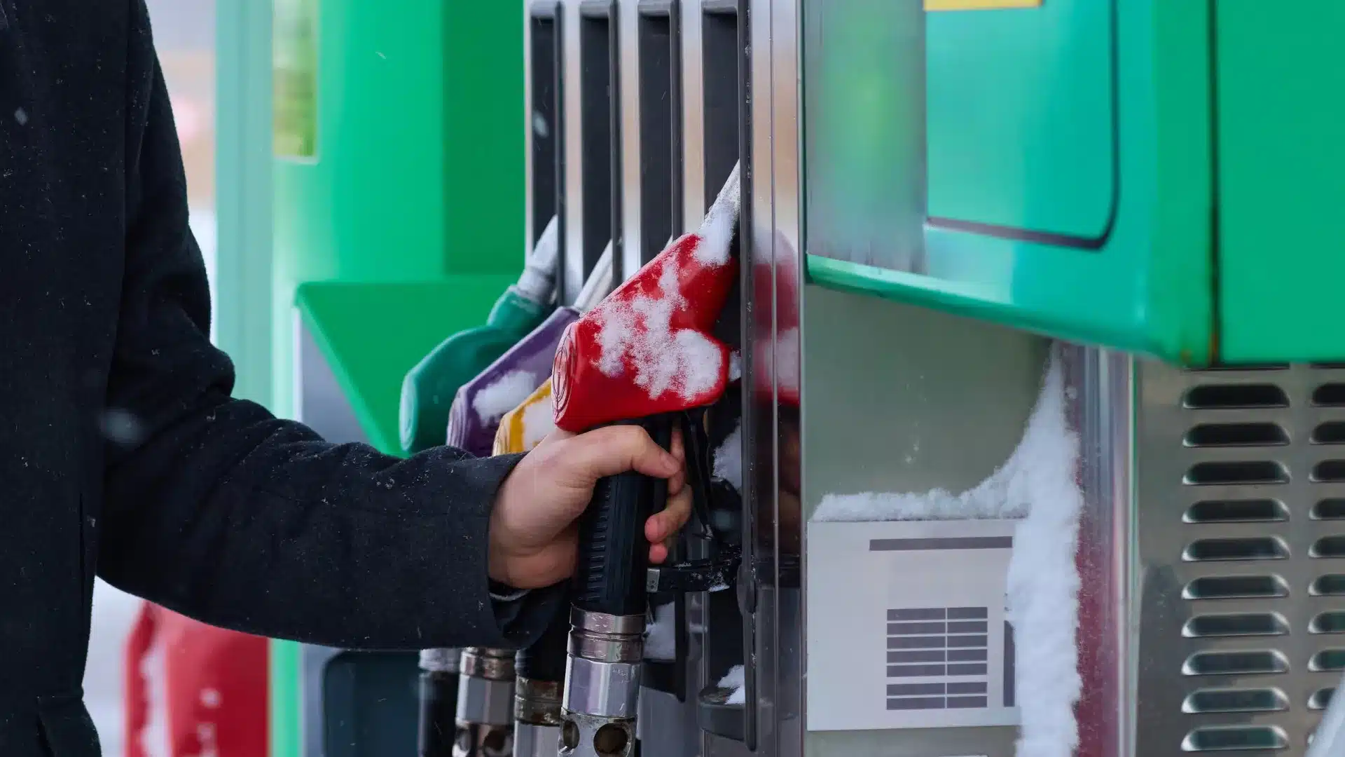 As-tu vu ce qui s'est passé avec les carburants ? Vérifie quels sont maintenant les prix.