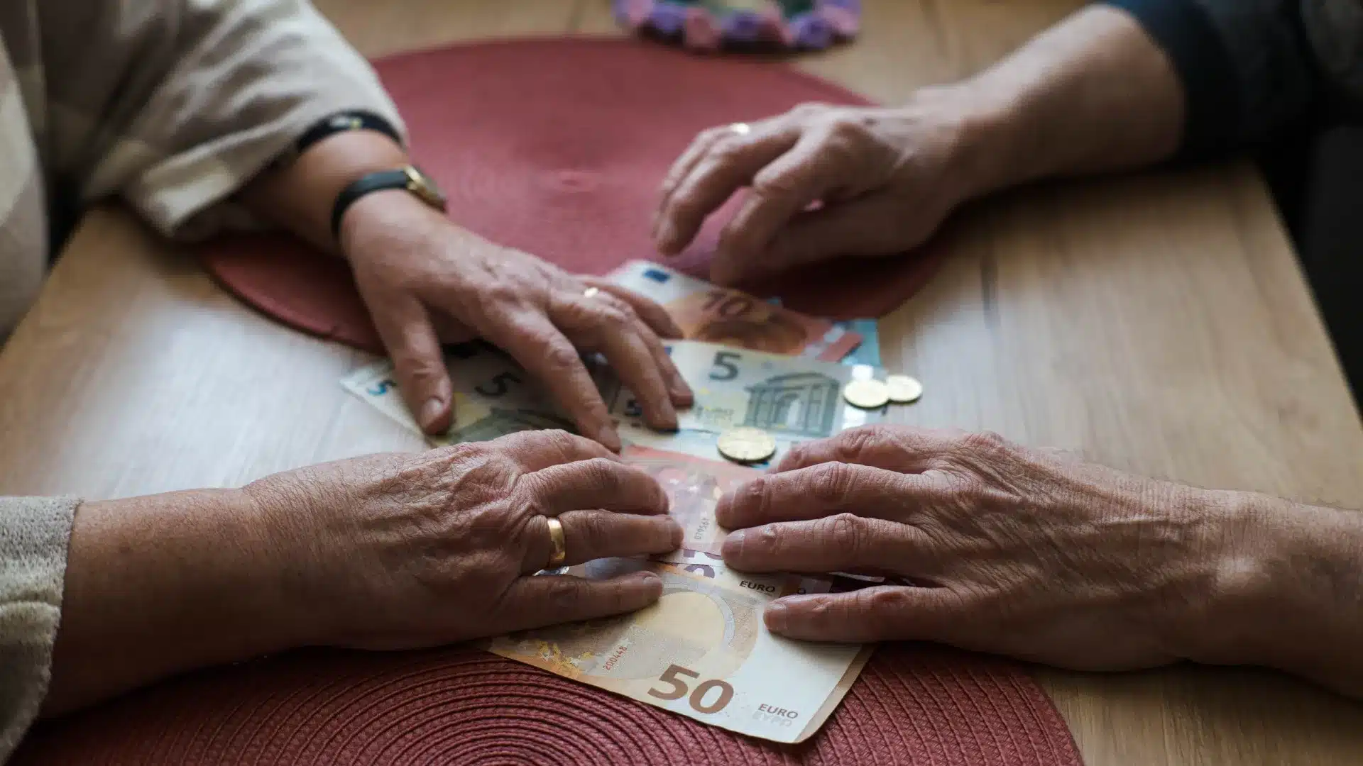 Attention, retraités : Les pensions sont versées sur le compte aujourd'hui (avec des nouveautés)