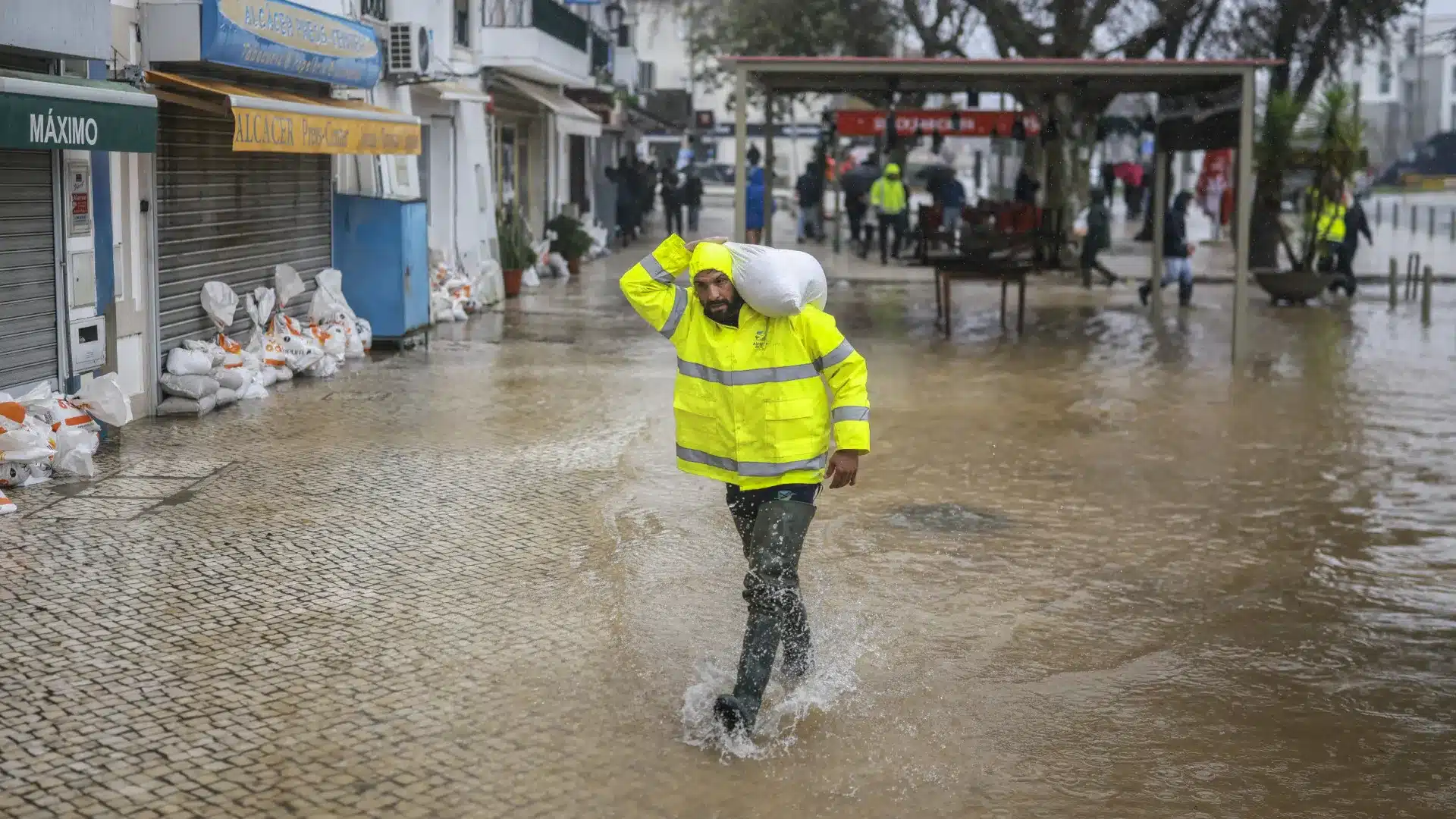 Au moins 53 personnes ont été évacuées depuis le 27 janvier, déclare la Protection Civile.
