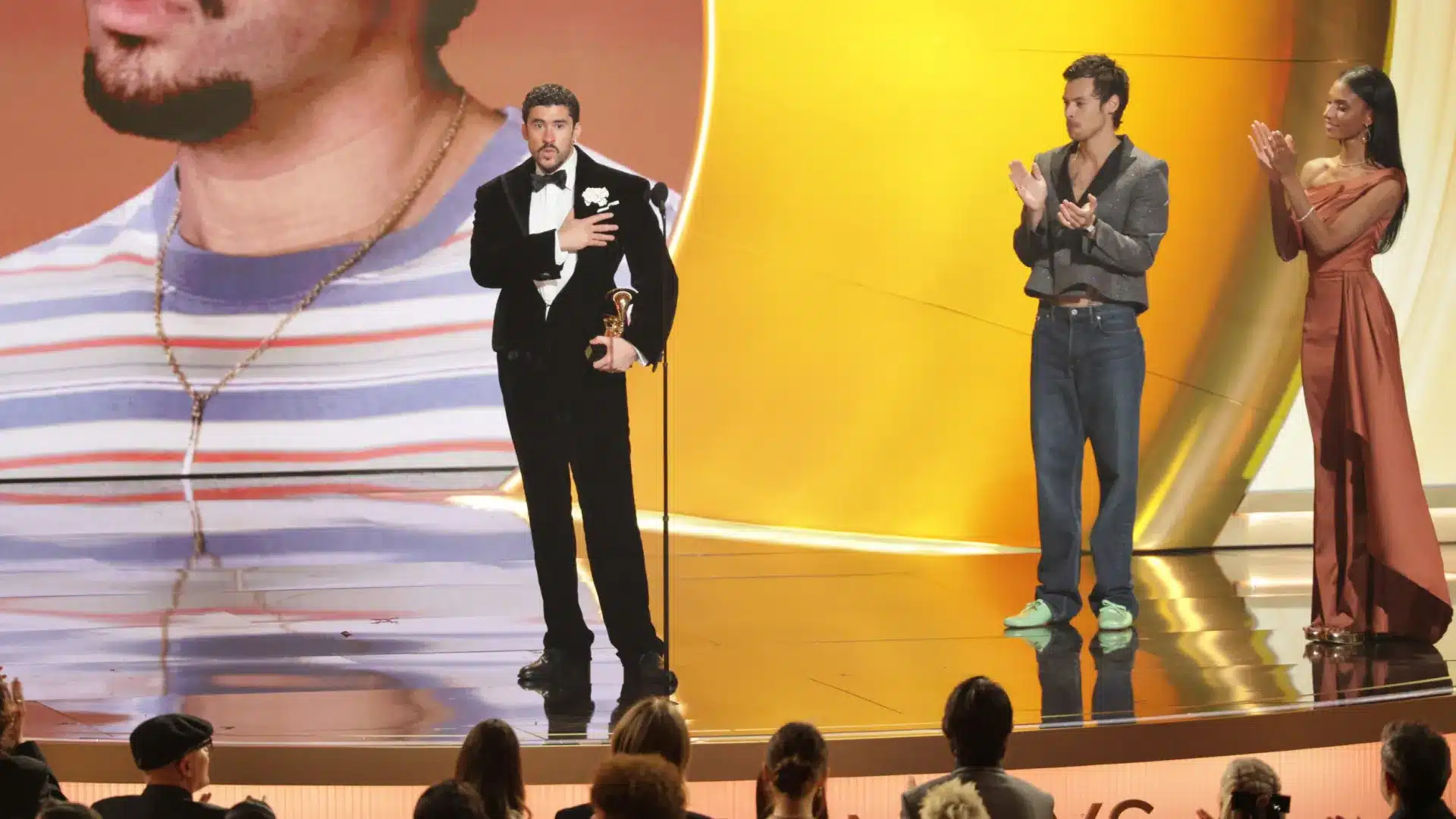 Bad Bunny historique ! Il remporte le Grammy de l'Album de l'Année avec un disque en espagnol.