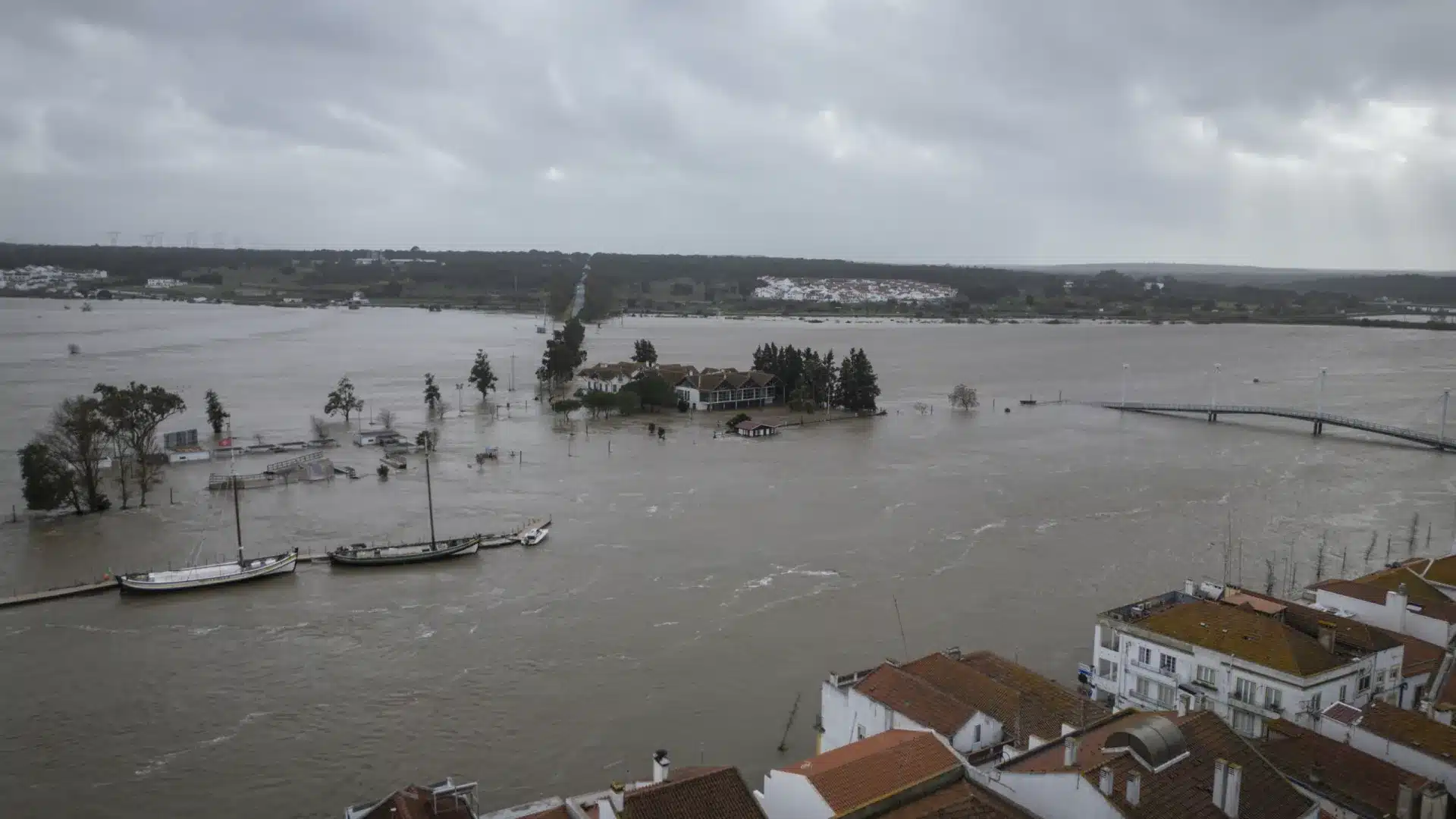 Barragem alentejana do Monte da Rocha presque à déverser vers le Sado.