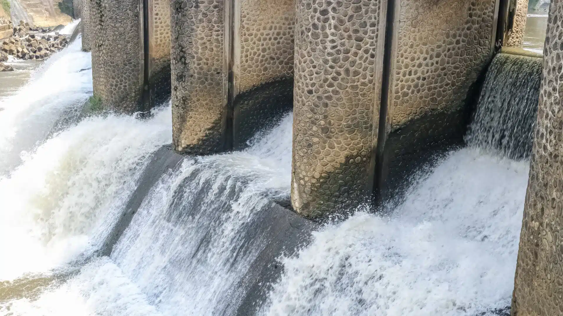 Barragem da Aguieira, sur le Mondego, avec des décharges supérieures à 900 m3/s