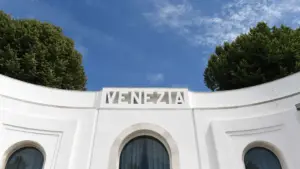 Biennale de Venise distingue la compagnie Bangarra avec le Lion d'Or pour l'ensemble de sa carrière.