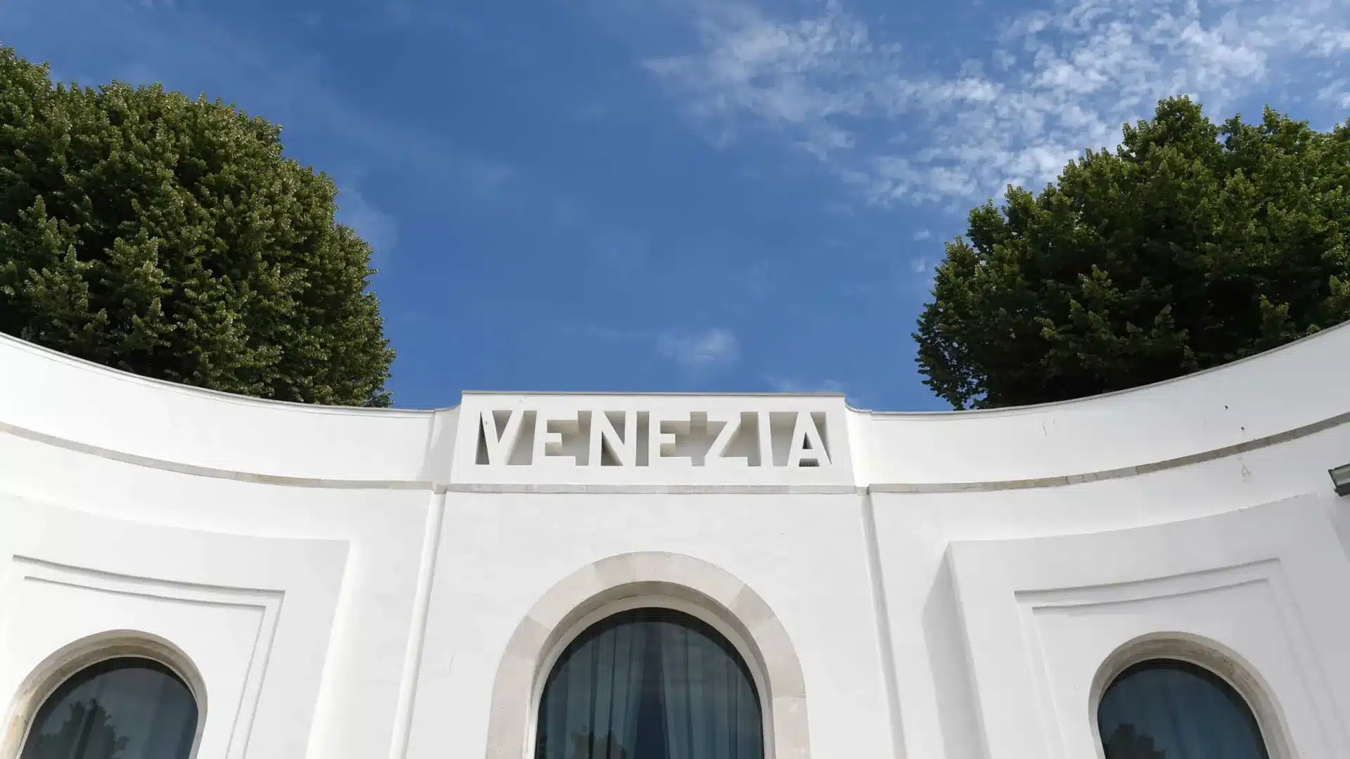 Biennale de Venise distingue la compagnie Bangarra avec le Lion d'Or pour l'ensemble de sa carrière.