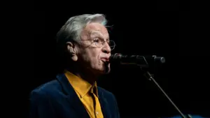 Caetano se produit au Coala Festival après l'annulation de Maria Bethânia.