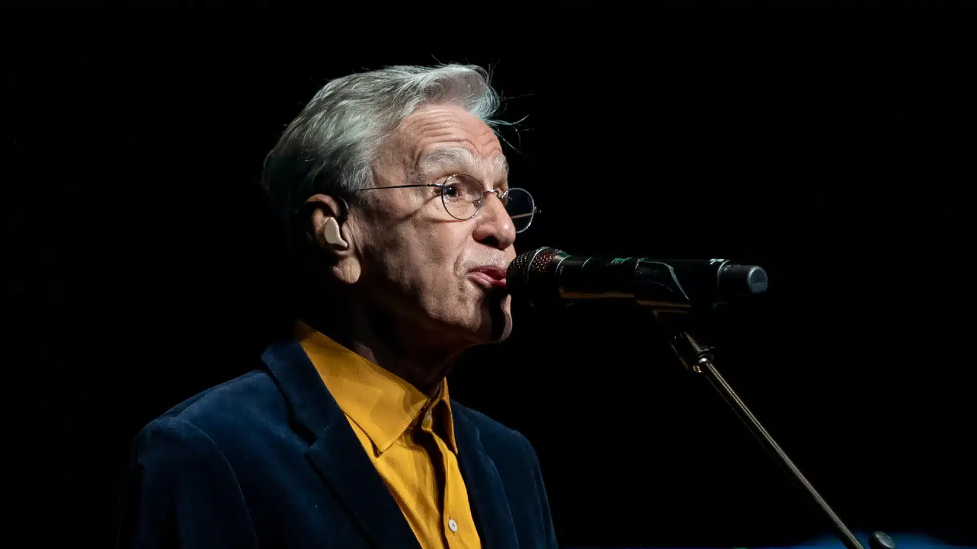 Caetano se produit au Coala Festival après l'annulation de Maria Bethânia.