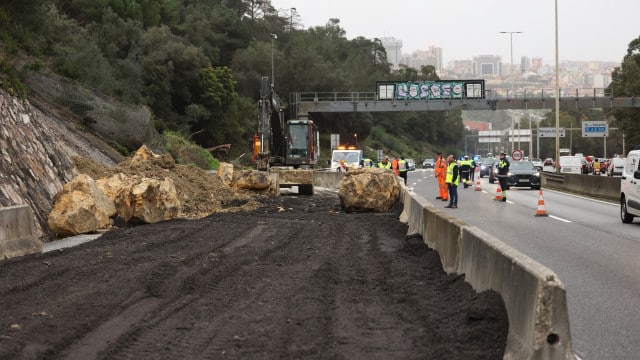 Conduite d'eau éclate dans la zone de Graça quelques jours après un glissement de terrain.