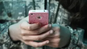 Convainquait des filles de 13 ans d'envoyer des photos intimes. Ensuite, il les menaçait.