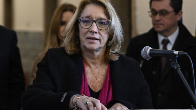 Dans la pratique, il n'y a pas eu de réunion. La discussion sur la loi du travail a été reportée.