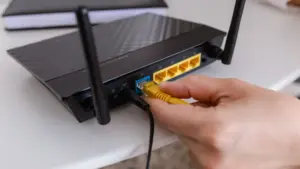 DECO dénonce une stratégie de réduction des services numériques après fidélisation.