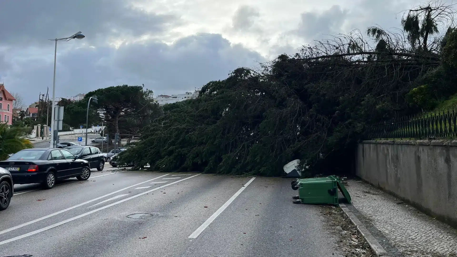 Depuis plus de trois semaines sans électricité, Silvino sent la solitude se resserrer.