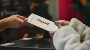 Des centaines de Portugais font la queue à Paris pour voter aux élections présidentielles.