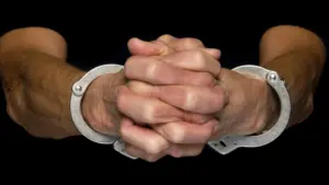 Des filles abusées par leur beau-père l'avaient déjà dénoncé. La mère a minimisé.