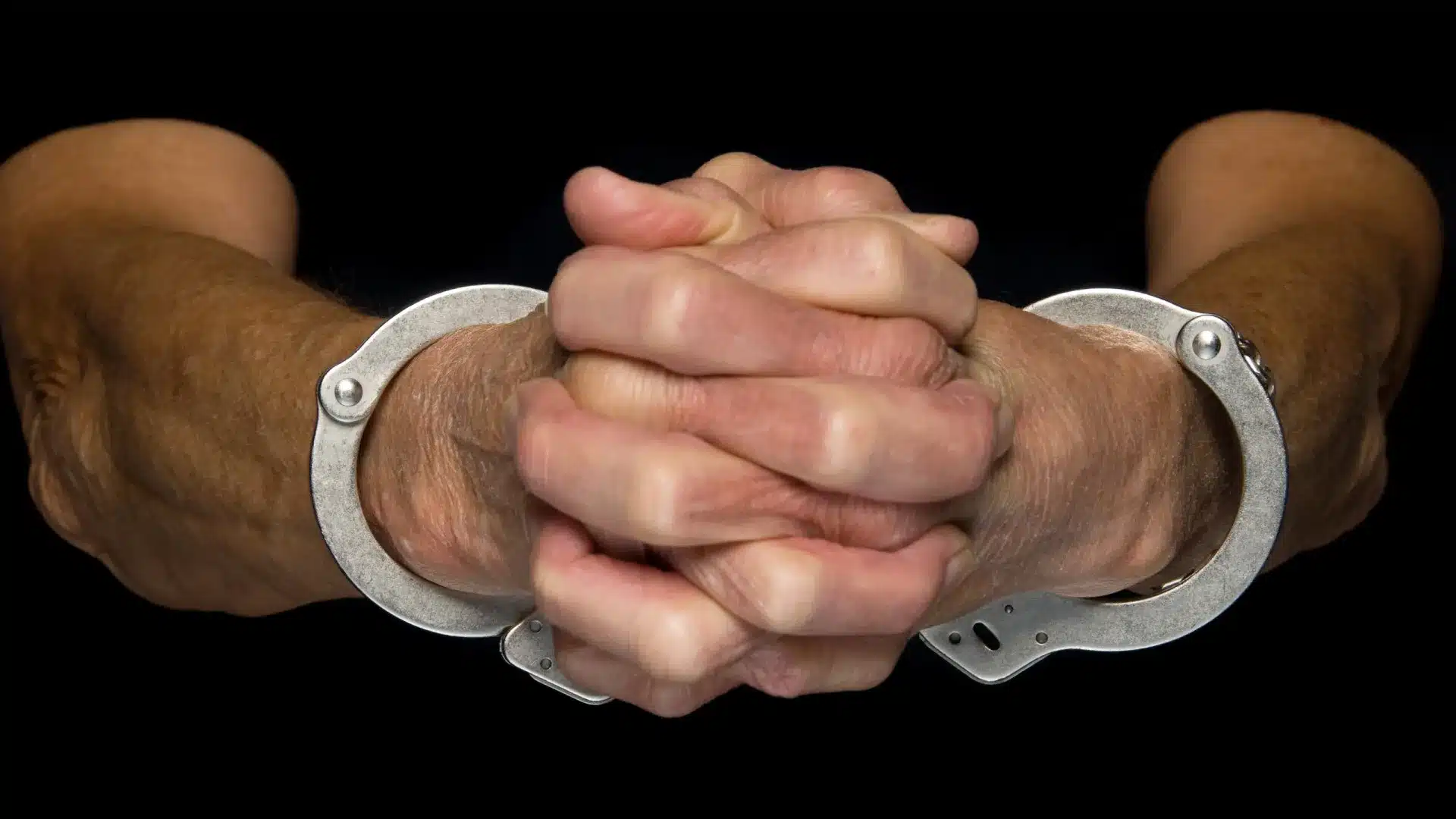 Des filles abusées par leur beau-père l'avaient déjà dénoncé. La mère a minimisé.