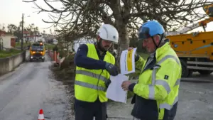 Des Irlandais effrayés par la dévastation cherchent à ramener la lumière dans les villages de Leiria.