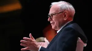Dès le départ, Warren Buffett réduit sa position dans Apple et Amazon et investit dans le NYT.
