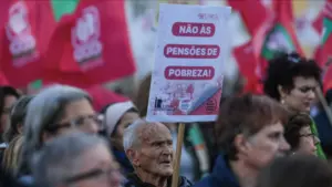 Des milliers de travailleurs manifestent à Porto contre le paquet de travail.