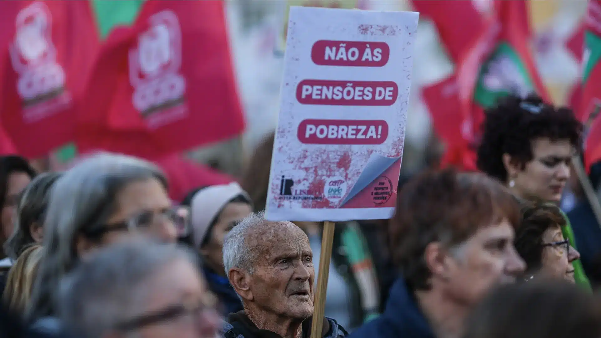 Des milliers de travailleurs manifestent à Porto contre le paquet de travail.