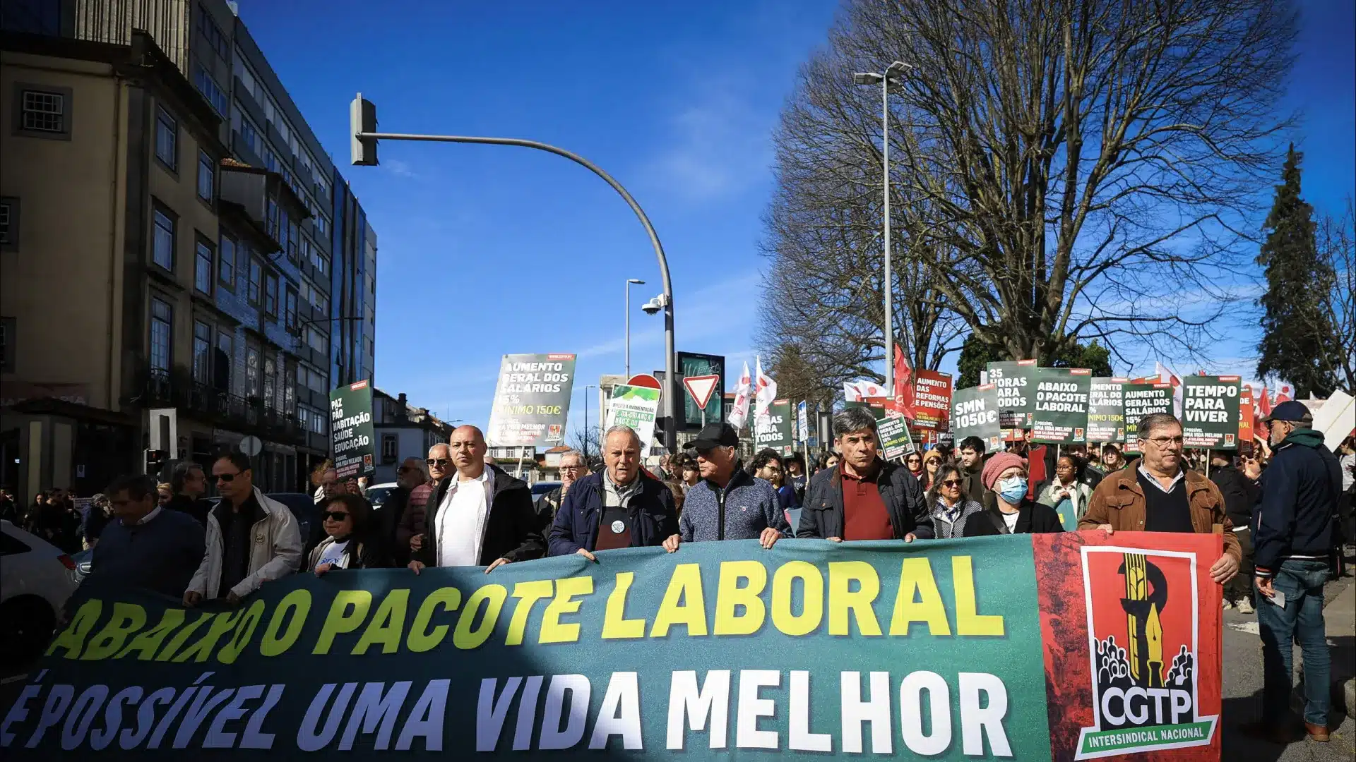 Des milliers de travailleurs protestent à Porto contre le paquet de réformes du travail.