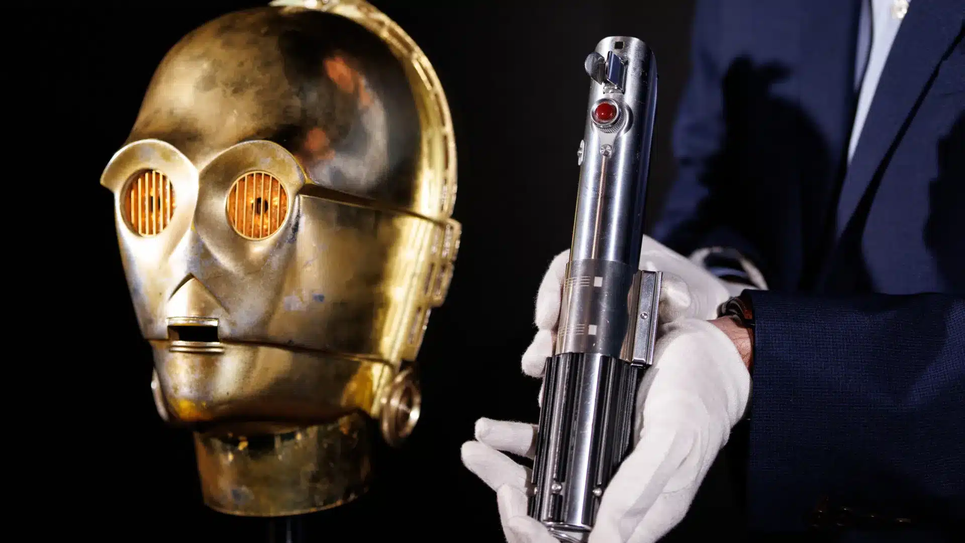 Des pièces historiques de "Jaws" et "Star Wars" seront mises aux enchères en mars.